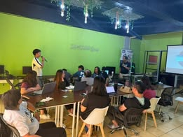 Trainer leading a face-to-face session at Iam Coworking